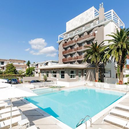 Hotel Bernard Сан-Бенедетто-дель-Тронто Екстер'єр фото