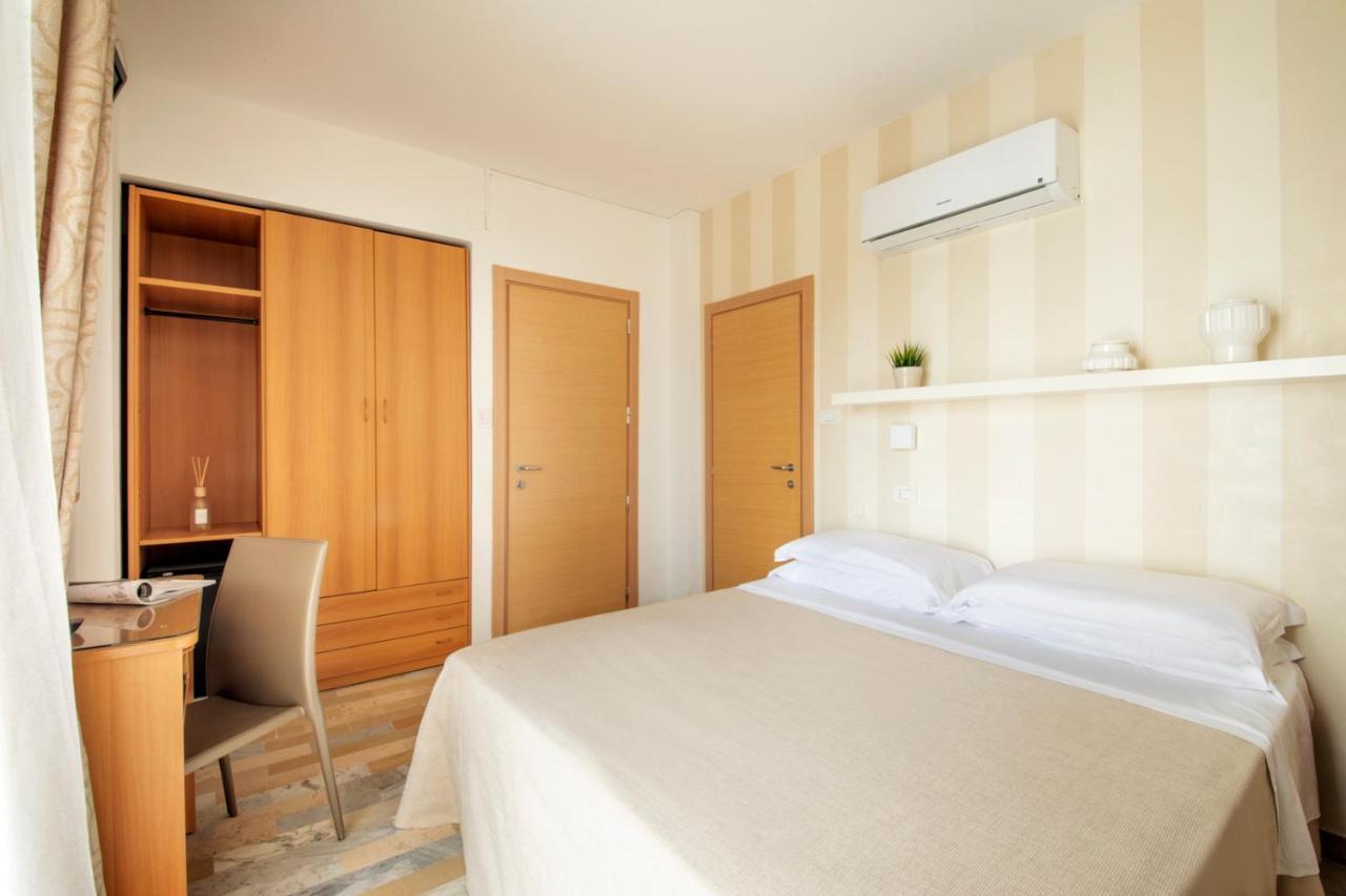 Hotel Bernard Сан-Бенедетто-дель-Тронто Екстер'єр фото