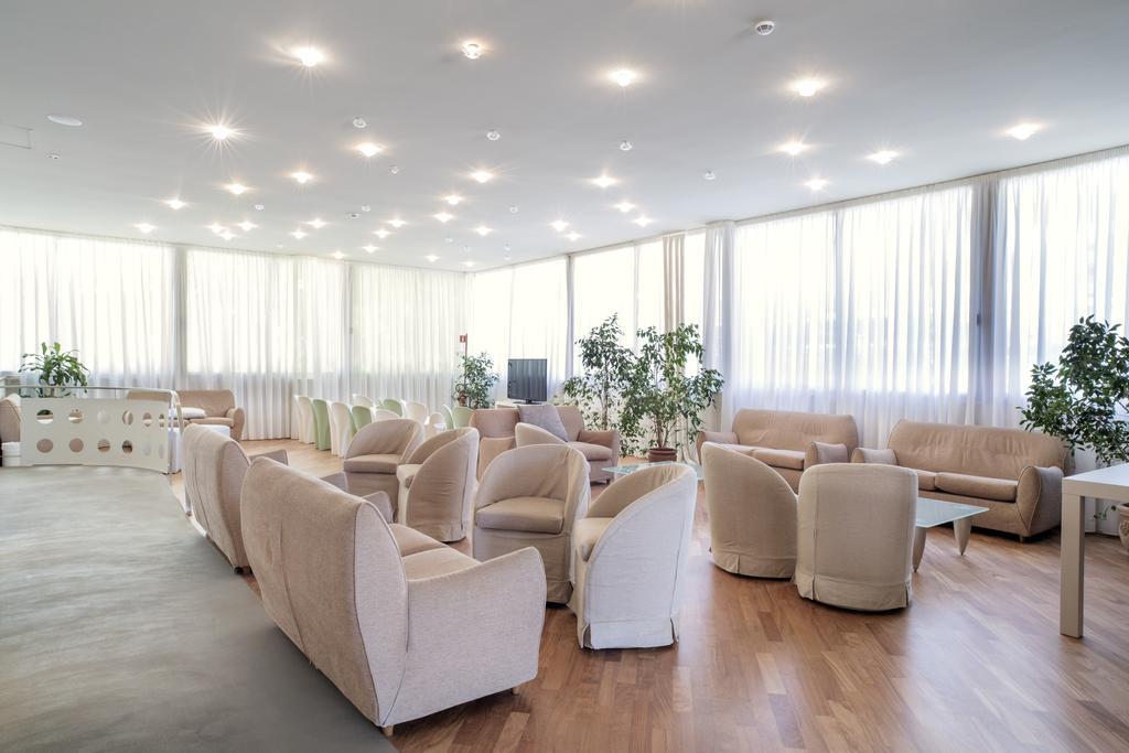Hotel Bernard Сан-Бенедетто-дель-Тронто Екстер'єр фото