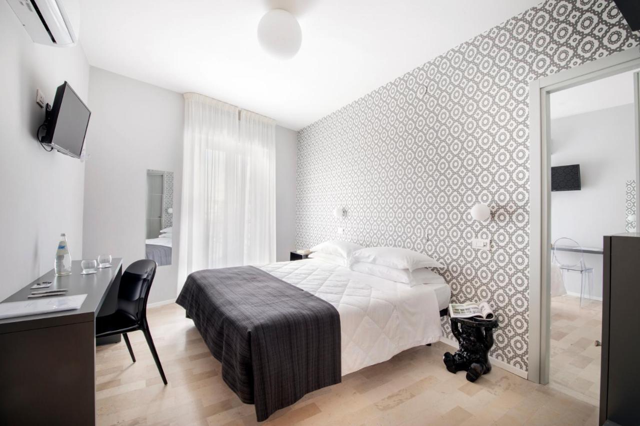 Hotel Bernard Сан-Бенедетто-дель-Тронто Екстер'єр фото