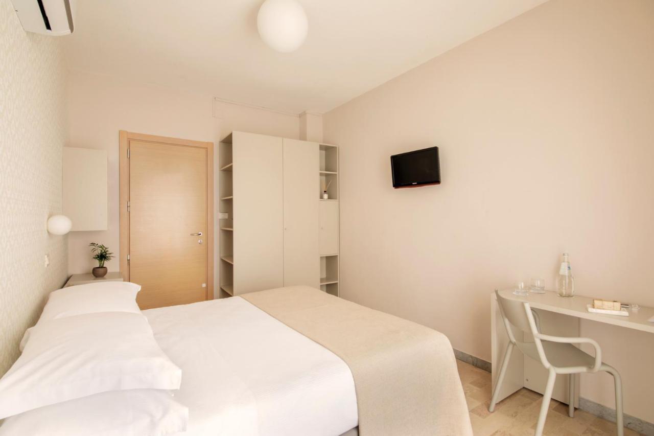 Hotel Bernard Сан-Бенедетто-дель-Тронто Екстер'єр фото