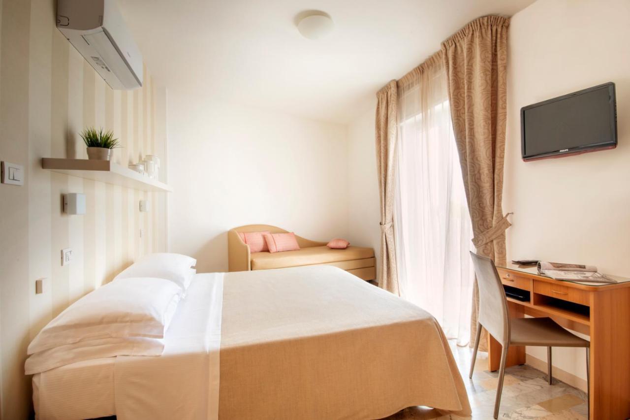 Hotel Bernard Сан-Бенедетто-дель-Тронто Екстер'єр фото